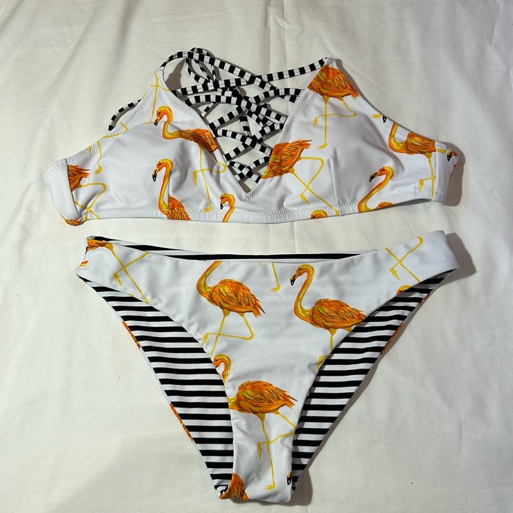 - CUPSHE Women’s 2 Piece Swimsuit Size Lg-NWTS
